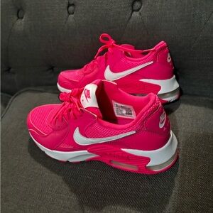 Womans nike excee neon pink